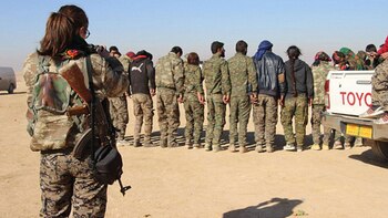 Taylor fotografiando el entrenamiento militar