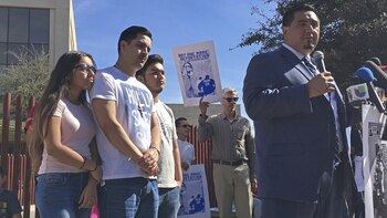 Su esposo e hijos protestaron