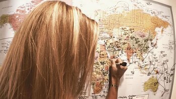 Cassie de Pecol organizando la