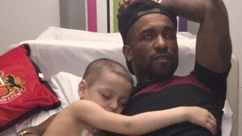 Jermaine Defoe visitaba constantemente a Bradley Lowery en el hospital antes de su muerte