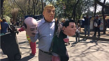 Un hombre con la máscara de Donald Trump y una de Peña Nieto en su mano (Juliana Fregoso)
