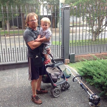 Gustavo todos los días corta