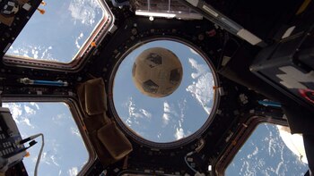 La pelota volvió al espacio, 31 años después (@astro_kimbrough)
