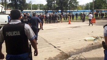 La línea policial tras el disturbio en la fiscalía.