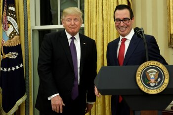 Mnuchin junto con Donald Trump