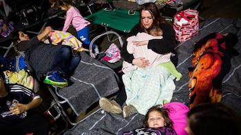 Evacuados esperan noticias en un