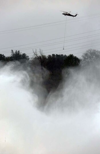 Camiones y helicópteros refuerzan el