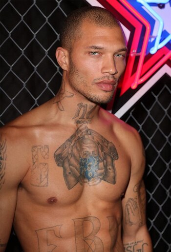 Sus tajuajes y sus ojos