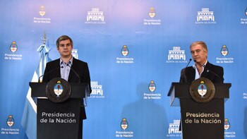 Marcos Peña, jefe de Gabinete, y Oscar Aguad, Ministro de Defensa, durante una presentación en Casa Rosada. (Adrián Escandar)