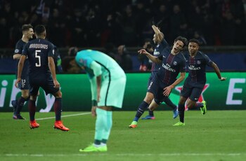 Edinson Cavani marcó una diagonal perfecta y la pésima decisión de Gerard Piqué de seguir al uruguayo le permitió al goleador aplicar la humillación