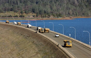 Carretera que cruza la represa