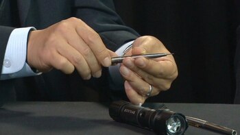 La lapicera con punta envenenada es uno de los métodos más usados por los asesinos norcoreanos (CNN / captura)