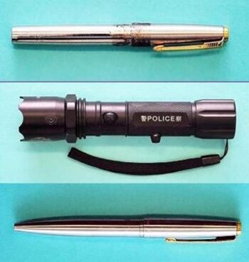 Una lapicera que dispara balas envenenadas; una linterna que también lanza proyectiles con veneno; y una lapicera con punta envenenada