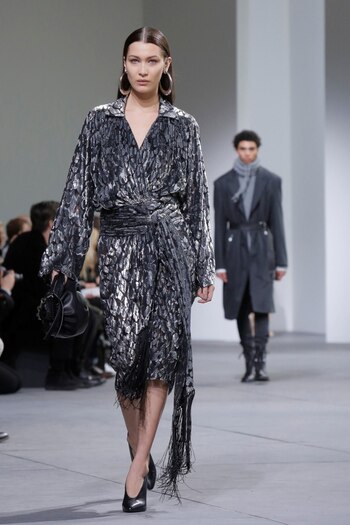 Bella Hadid en la pasarela