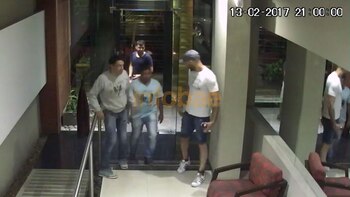 Fariña junto a sus custodios,