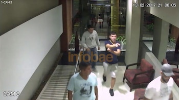 Fariña junto a los agentes