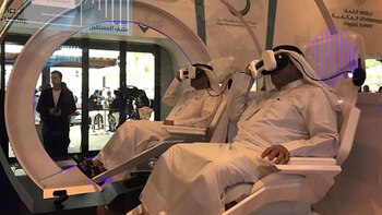 Invitados probando la experiencia de