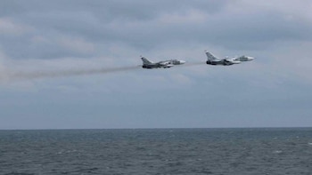 Dos cazas Su-24 sobrevuelan sobre