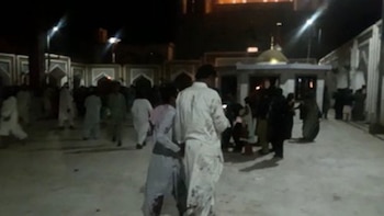 Las personas evacuan el santuario