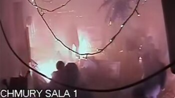 A base de bengalas incendiaron