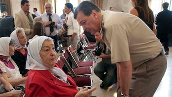 Hebe de Bonafini junto a