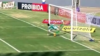 El arquero intentó despejar el