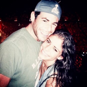 Bradley Moss, de 32 años, y su novia de toda la vida, Amy Bzura, de 27 años, sonríen frente a la cámara sin imaginar que su relación terminaría de la manera más escandalosa