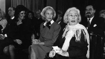 Con su amiga China Zorrilla