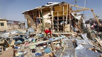 Un comerciante revisa los restos