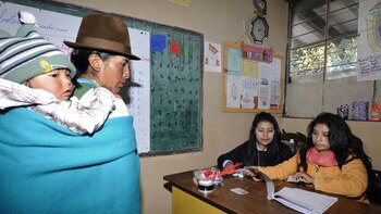 Una mujer espera para votar