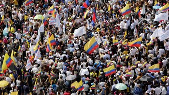 Cientos de personas protestan frente