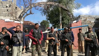 Soldados paquistaníes custodian la zona