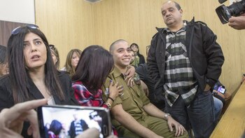 Azaria estuvo acompañado por su