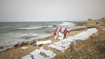 Refugiados muertos en las costas de Libia (@IFRC_MENA)