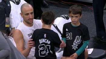 Manu Ginóbili, junto a dos