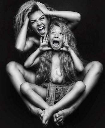 Virsaviya junto a su madre