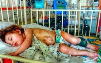 La niña, a los dos años, internada en un hospital en Alemania