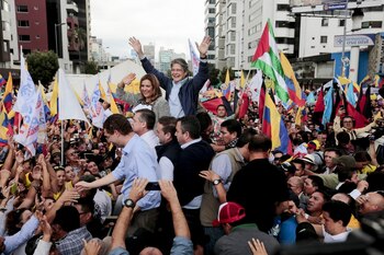 Guillermo Lasso saluda a sus