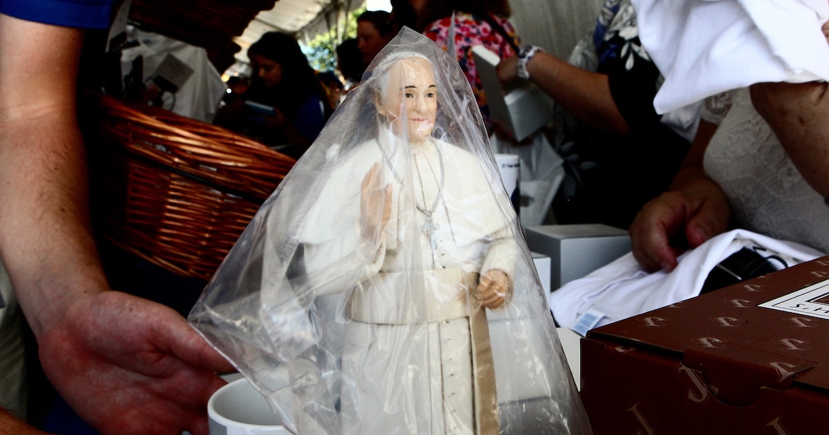 El Vaticano perseguirá la venta de objetos callejeros con la foto del papa Francisco - Infobae