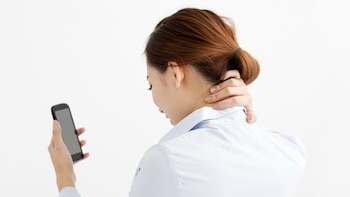 La cabeza de un adulto pesa entre cuatro y cinco kilos, pero al inclinarla con el uso de dispositivos sextuplica su peso (iStock)