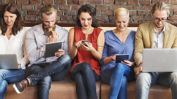 Text Neck se refiere a una nueva patología vinculada a los dispositivos tecnológicos y la postura cervical en su uso excesivo (iStock)