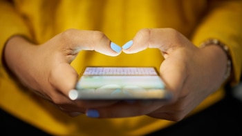 El uso del pulgar en la escritura de mensajes puede causar Tenosinovitis de Quervain y Rizartrosis (iStock)