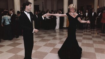 El vestido de terciopelo azul diseñado por Victor Edelstein con el que bailo junto a John Travolta en la Casa Blanca fue el punto de inflexión en el estilo de Lady Di