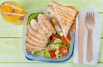 Jugos, carnes y ensalada son