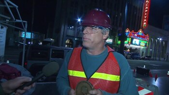 Con casco y gafas protectoras,