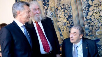 Alberto Cortez junto al presidente