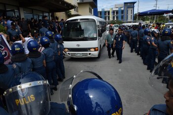 La policía rodeando el vehículo
