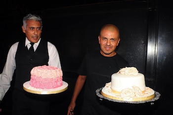 Las tortas de cumpleaños decoradas con flores para la fiesta de Chiquita y Goldie