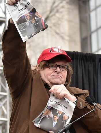 Michael Moore, en una manifestación