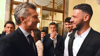 Mauricio Macri dialoga con Martín Demichelis